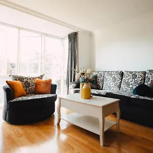  Apartamento Goldenglow 15 Min Airport
